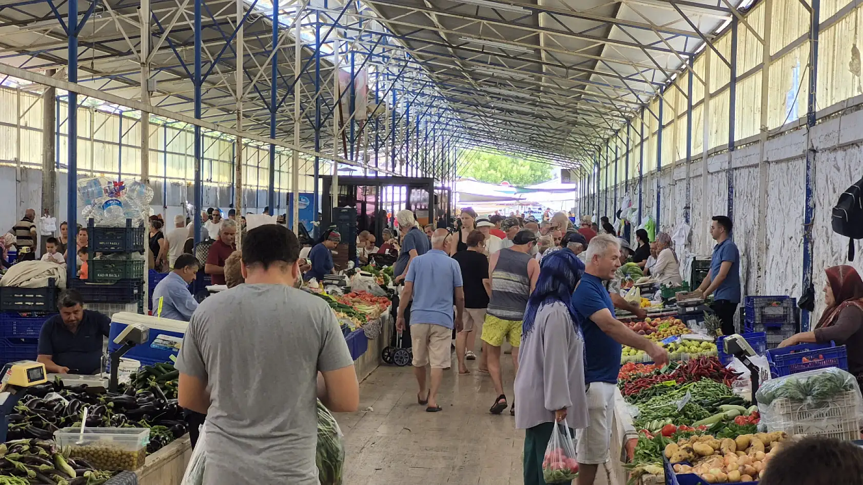 Fethiye Cuma Pazarı'nda Yoğunluk Az, Üretici Dertli: 'Zarar Bırakıyor Genellikle'
