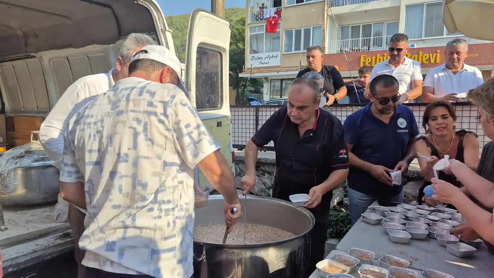 CHP Fethiye'den aşure ikramı
