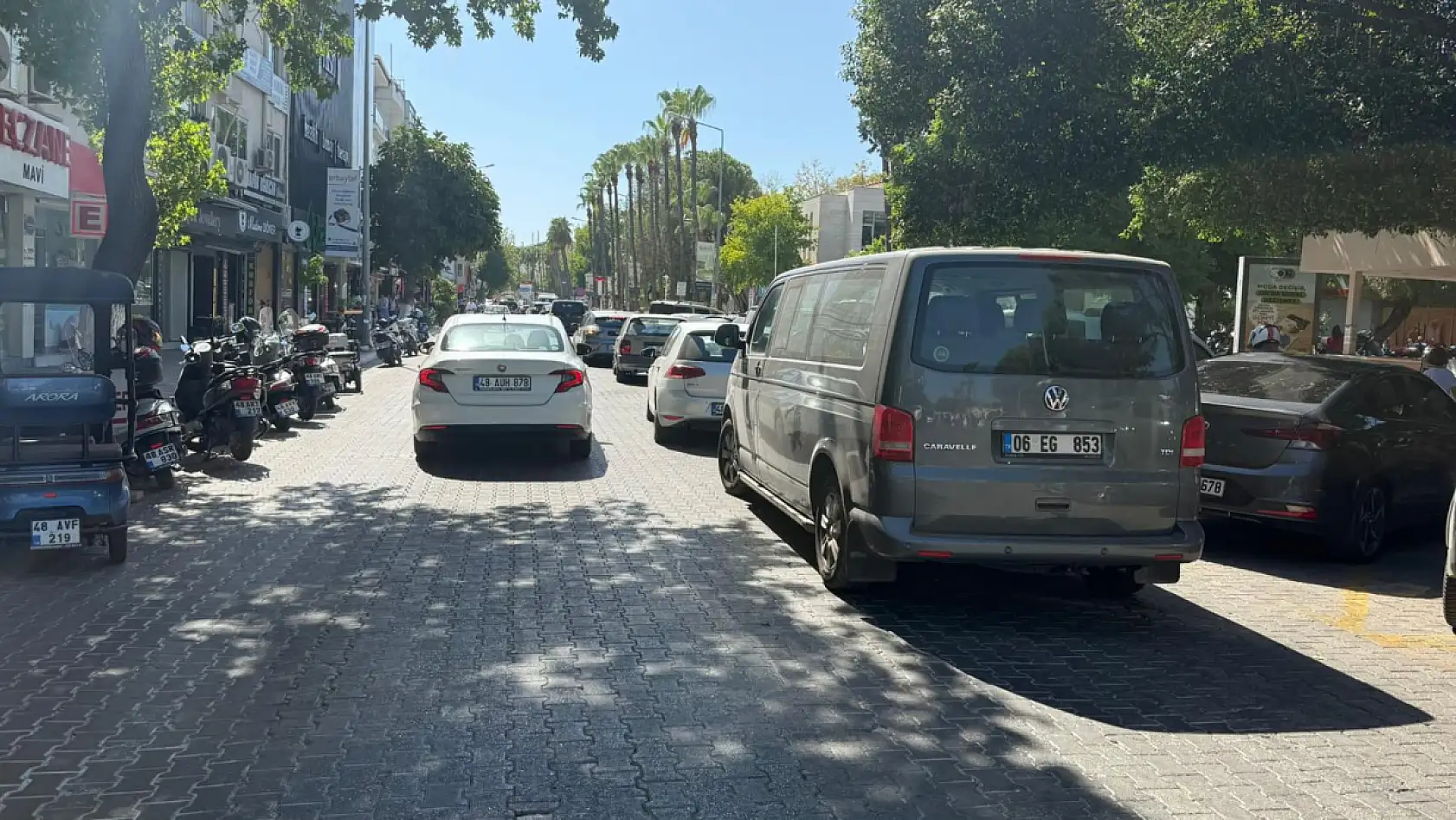 Fethiye Atatürk Caddesi'nde Çift Sıra Park Trafiği Olumsuz Etkiliyor