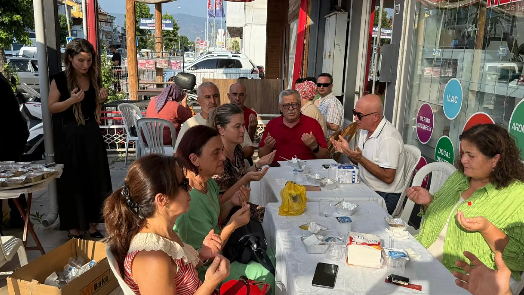 Fethiye'de Buse Helvacıoğlu, Aşure İkramında Bulundu