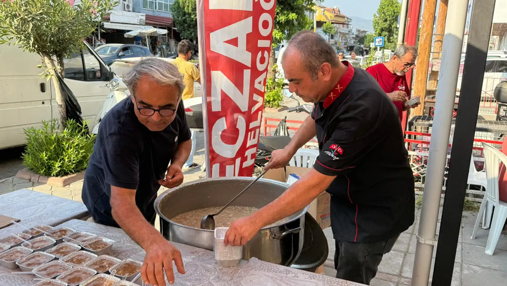 Fethiye'de Buse Helvacıoğlu, Aşure İkramında Bulundu