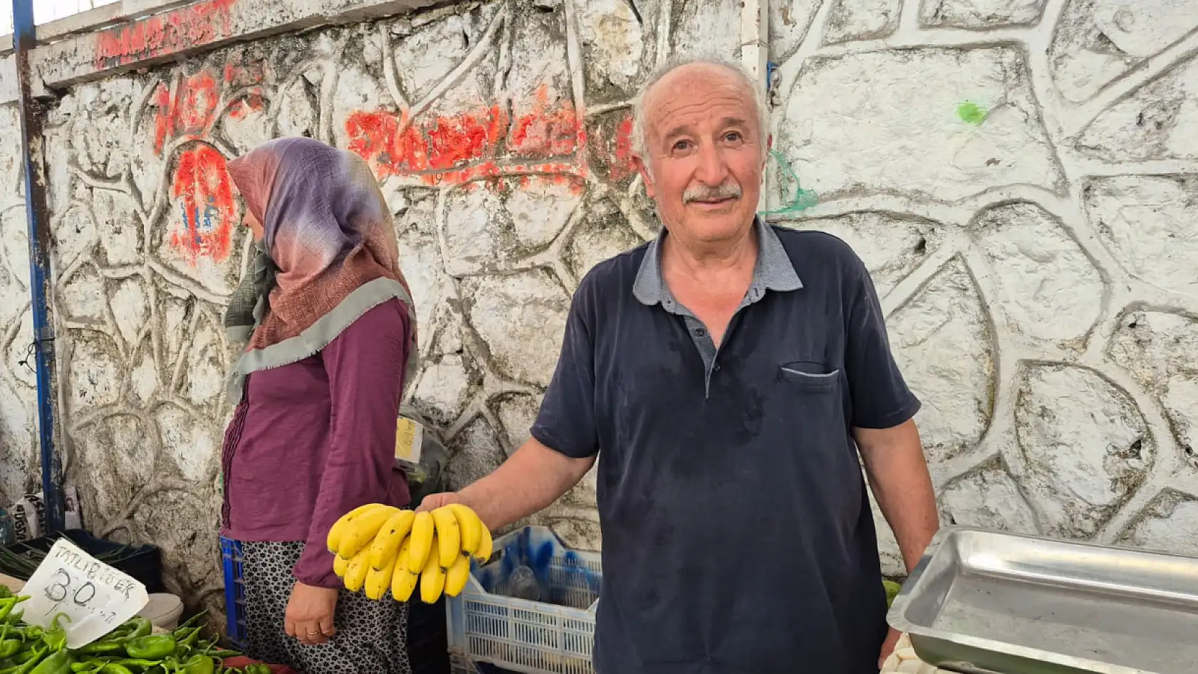 Fethiye Cuma Pazarı'nda Kendi Ürettiği Muzu Özel Yöntemlerle Sarartıyor