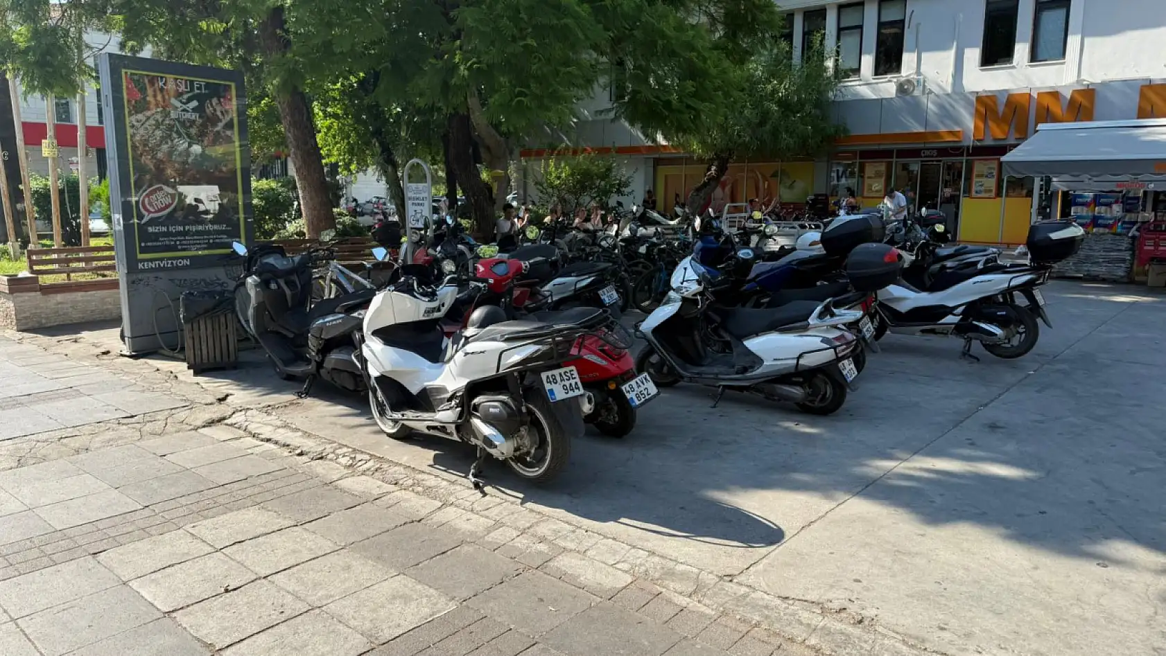 Fethiye'de Market Önü Motosiklet Parkına Döndü
