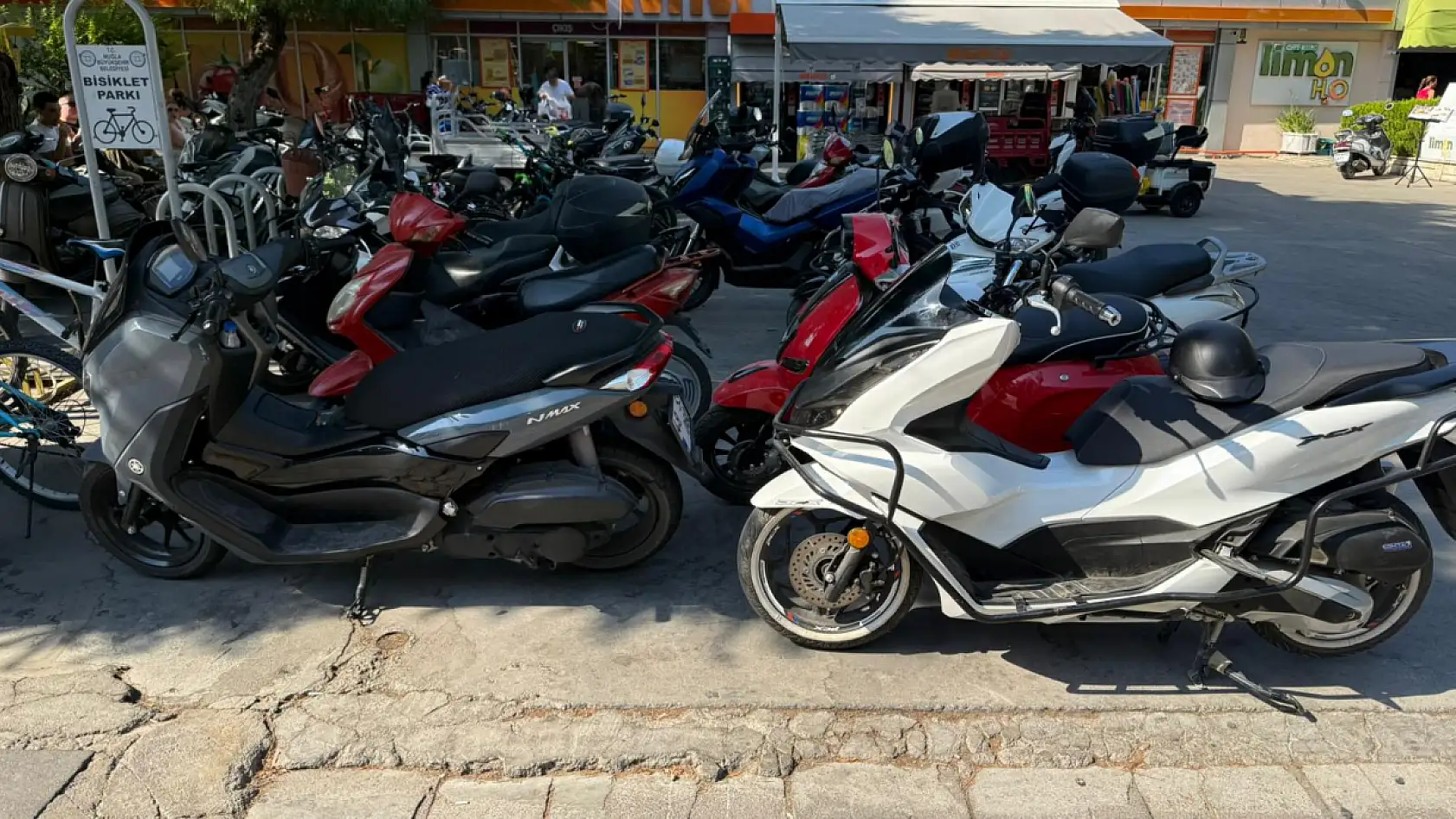 Fethiye'de Market Önü Motosiklet Parkına Döndü