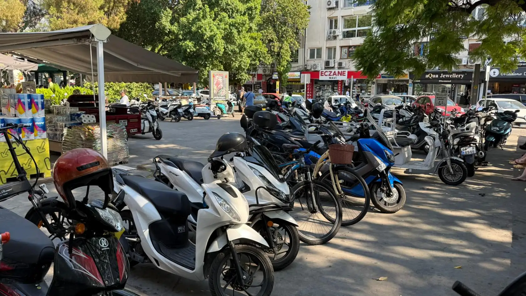 Fethiye'de Market Önü Motosiklet Parkına Döndü