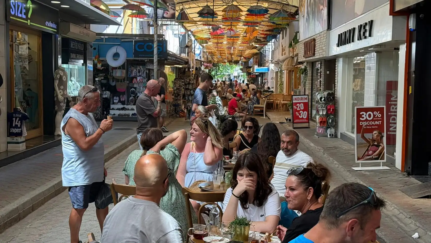 Fethiye Şemsiyeli Sokak'ta Sıcak Havaya Rağmen Turist Yoğunluğu