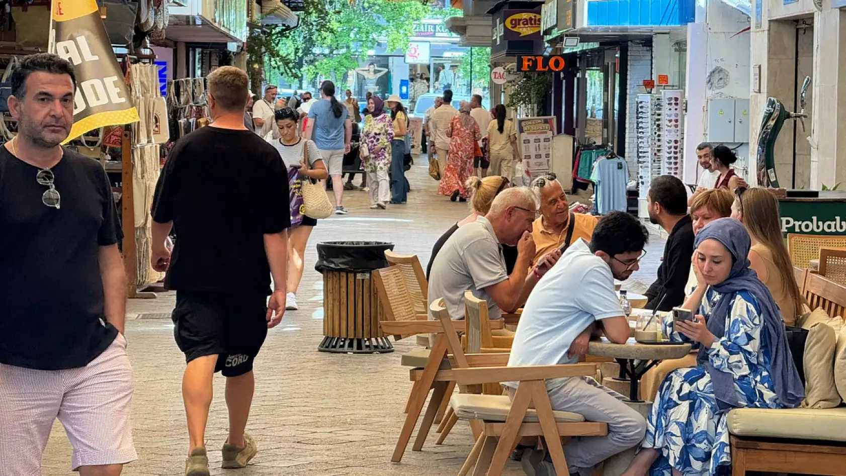 Fethiye Şemsiyeli Sokak'ta Sıcak Havaya Rağmen Turist Yoğunluğu