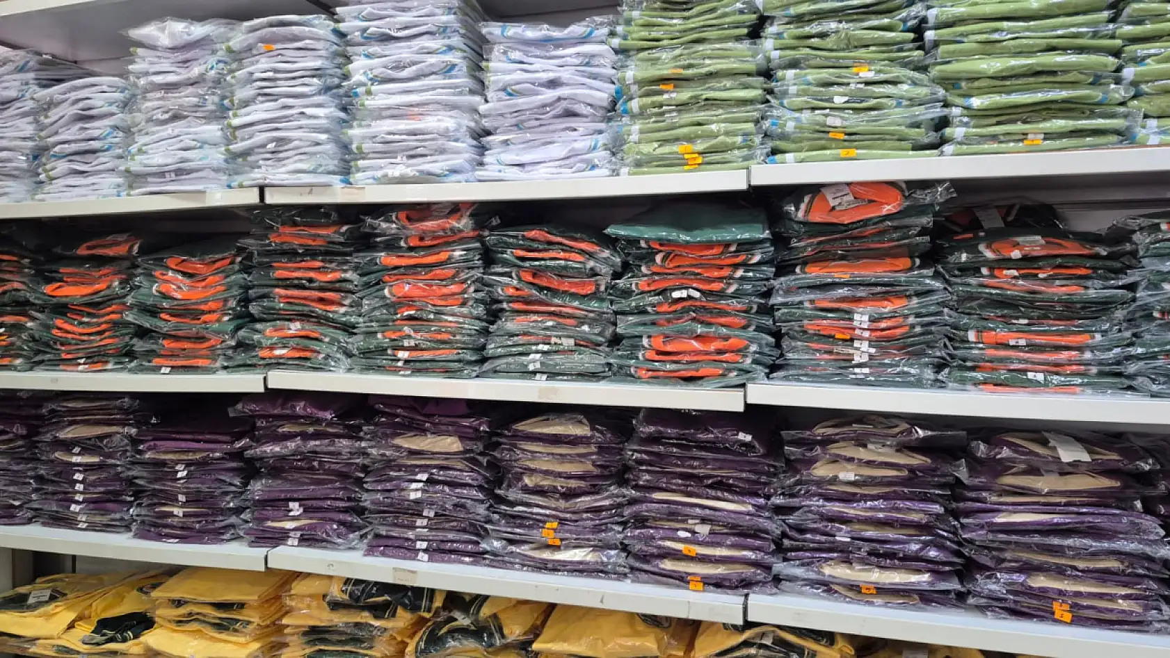 Fethiye'de Güvençoğlu Tekstil'de okul kıyafetleri hazır