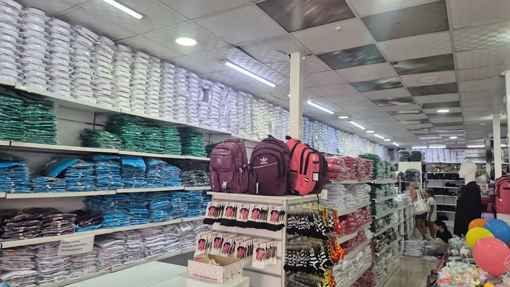 Fethiye'de Güvençoğlu Tekstil'de okul kıyafetleri hazır