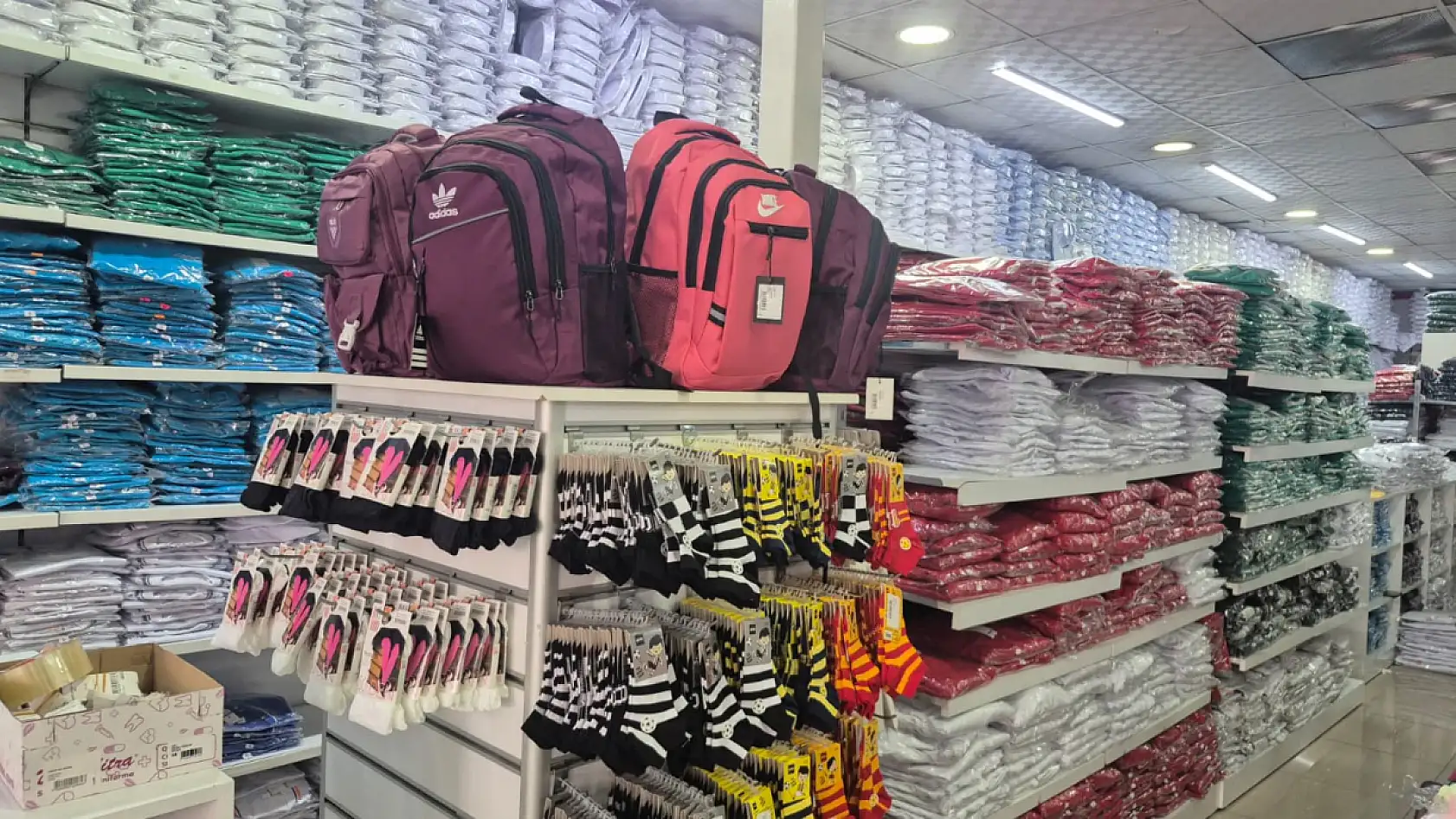 Fethiye'de Güvençoğlu Tekstil'de okul kıyafetleri hazır