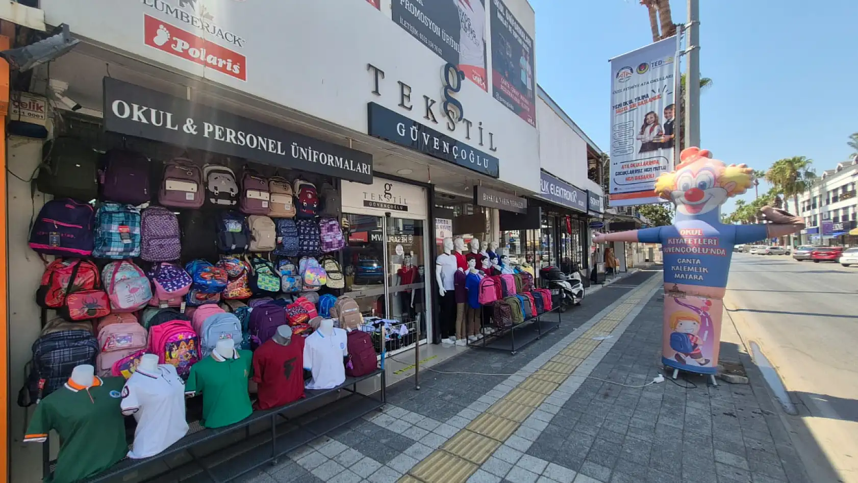 Fethiye'de Güvençoğlu Tekstil'de okul kıyafetleri hazır