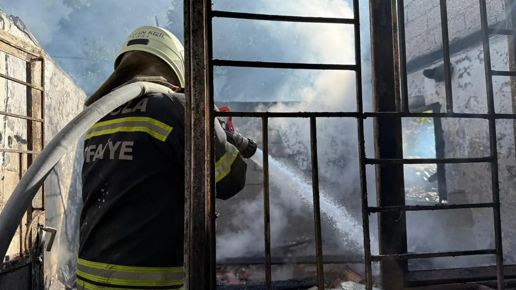 Fethiye'de ev yangını söndürüldü, ev sahibi yaşlı kadın: 'Oğlum yaktı!'