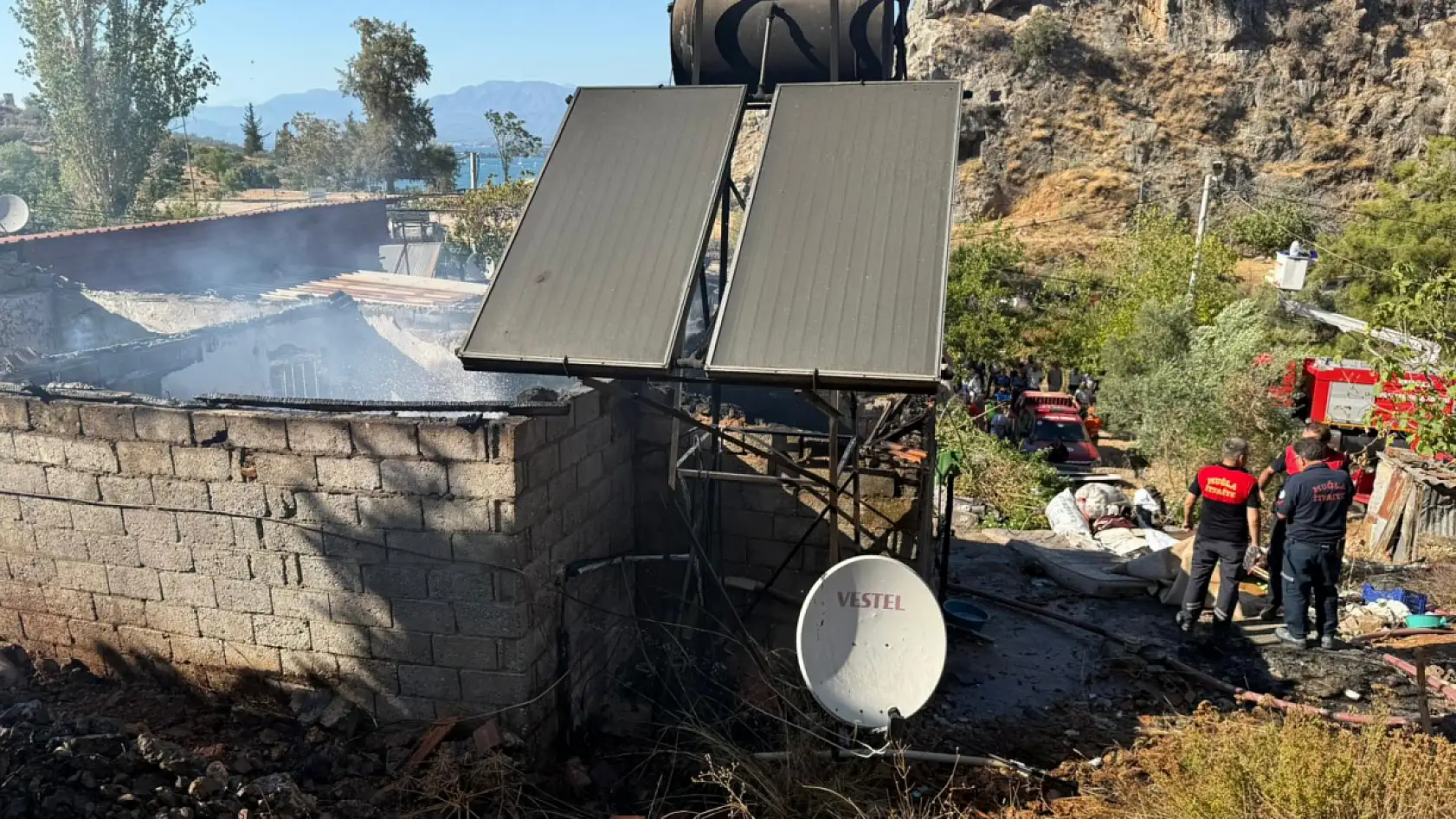 Fethiye'de ev yangını söndürüldü, ev sahibi yaşlı kadın: 'Oğlum yaktı!'