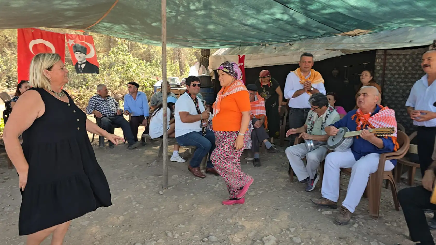 Dumanı halen tüten Yörük Çadırında Dernek