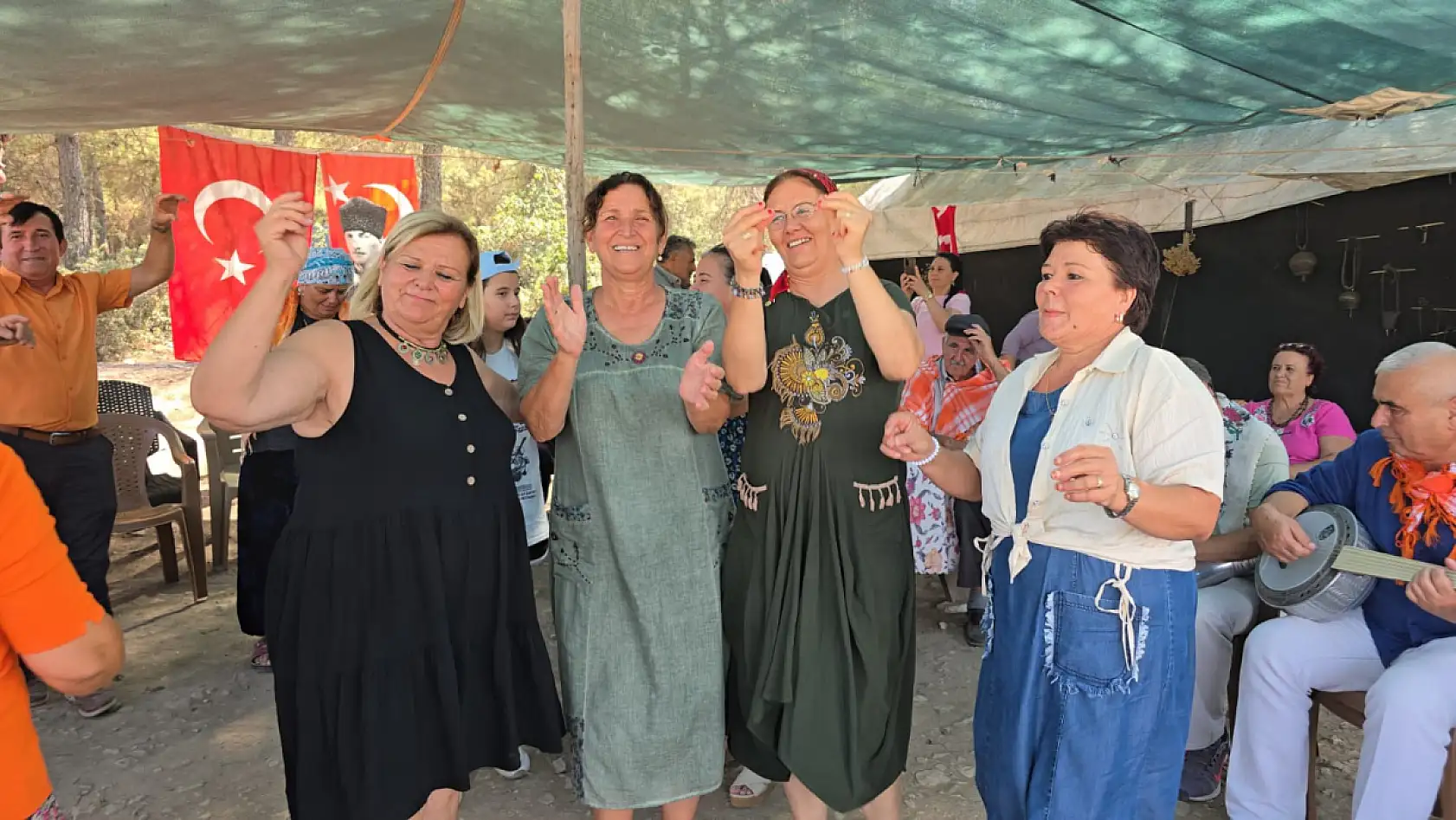 Dumanı halen tüten Yörük Çadırında Dernek