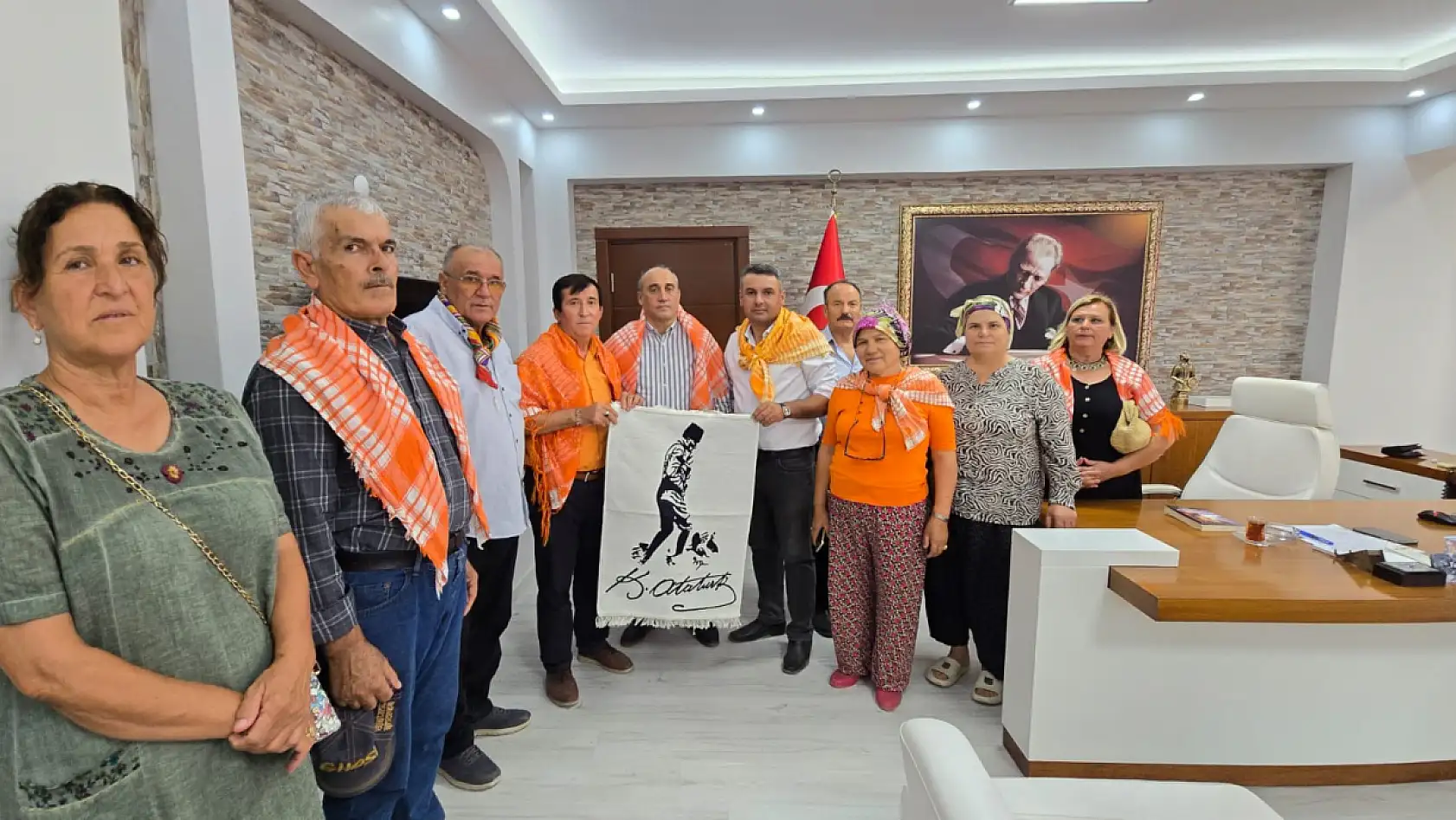 Dumanı halen tüten Yörük Çadırında Dernek