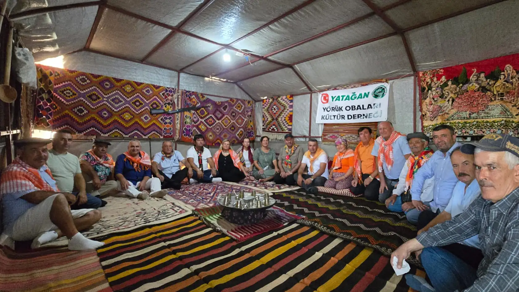 Dumanı halen tüten Yörük Çadırında Dernek