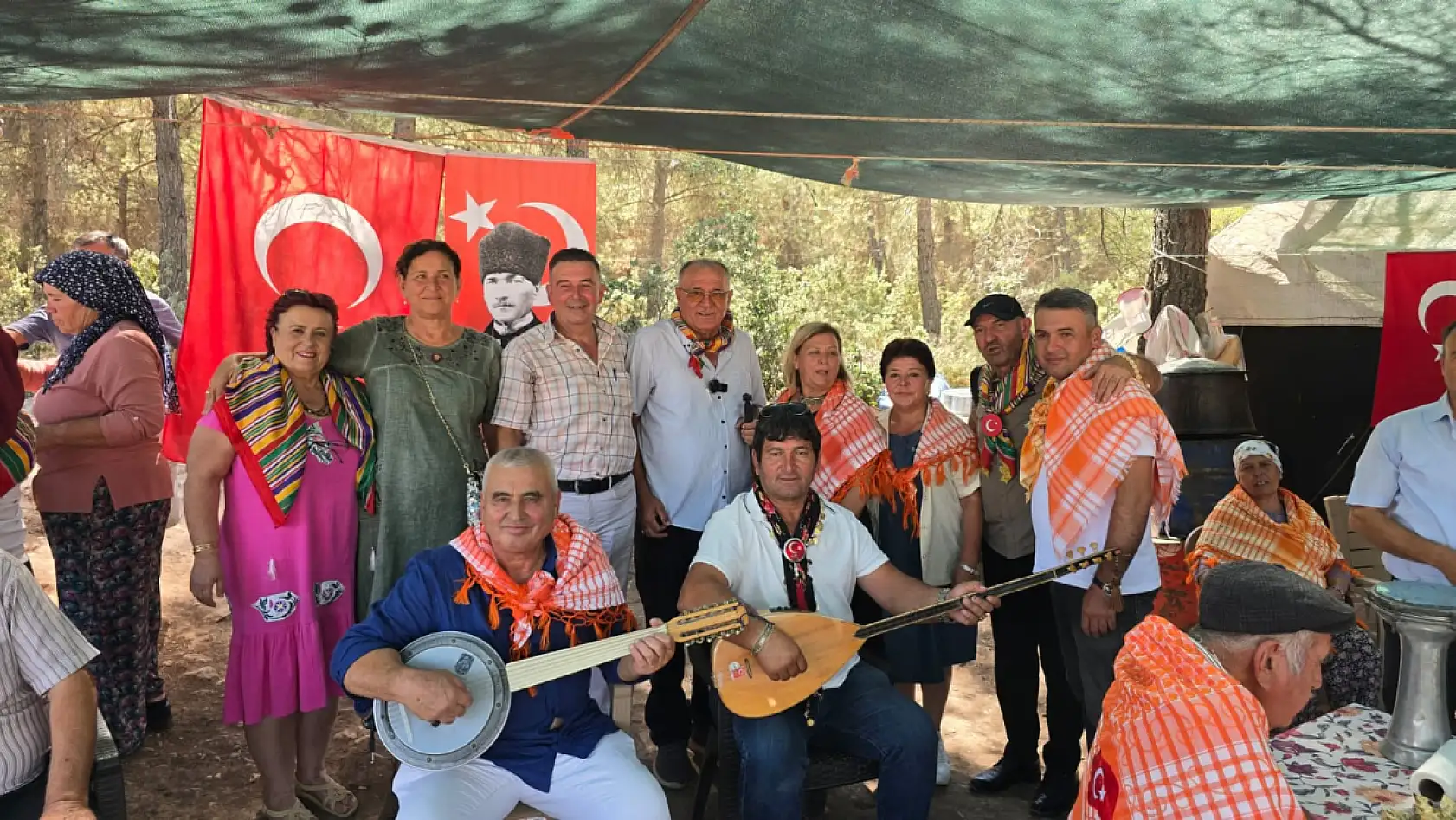 Dumanı halen tüten Yörük Çadırında Dernek