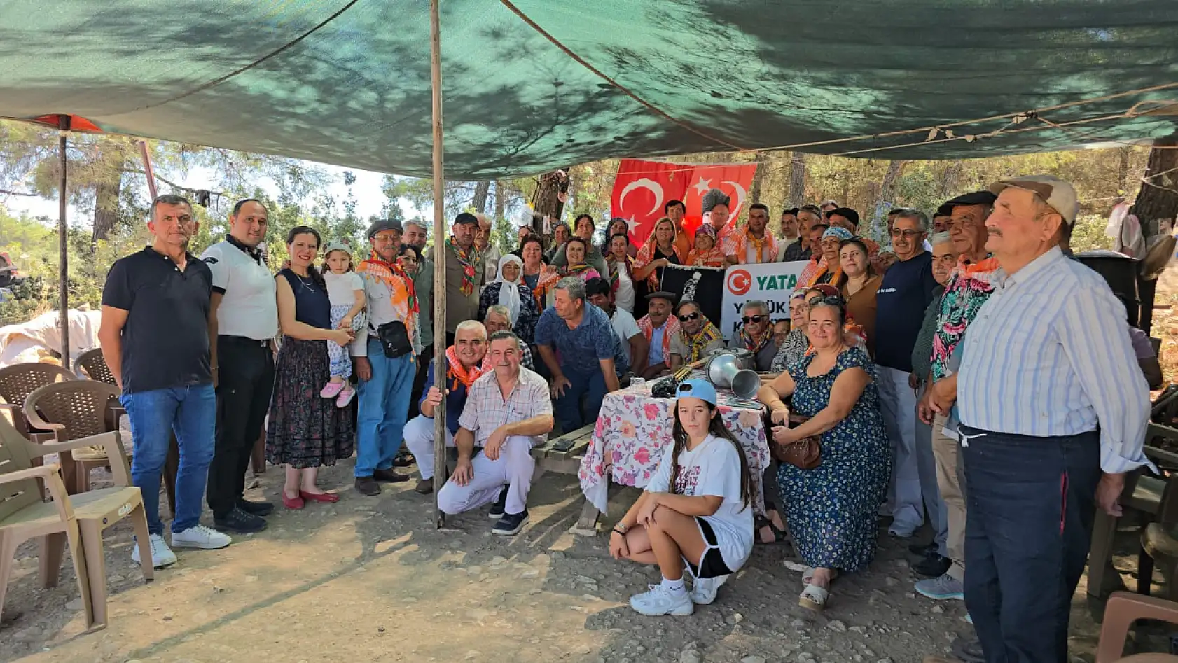 Dumanı halen tüten Yörük Çadırında Dernek