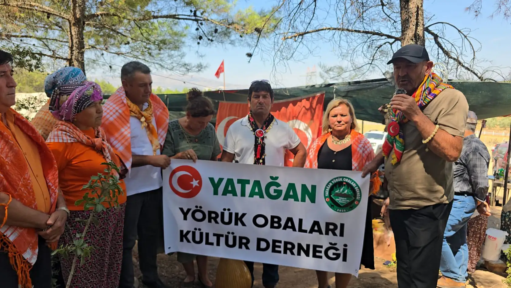 Dumanı halen tüten Yörük Çadırında Dernek