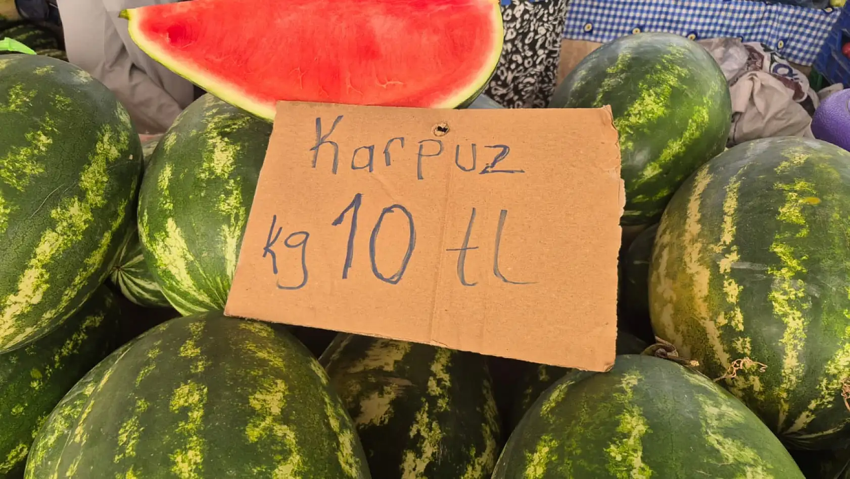 Fethiye'de Salı Pazarı Yoğunluğu: Tezgahlarda Renk Renk Ürünler