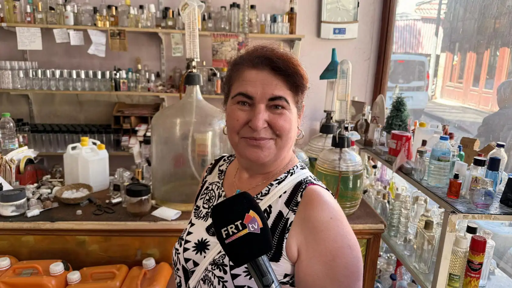 Muğla'da 47 yıllık kolonyacı, özel ürettiği kokularla adını dünyaya duyurdu