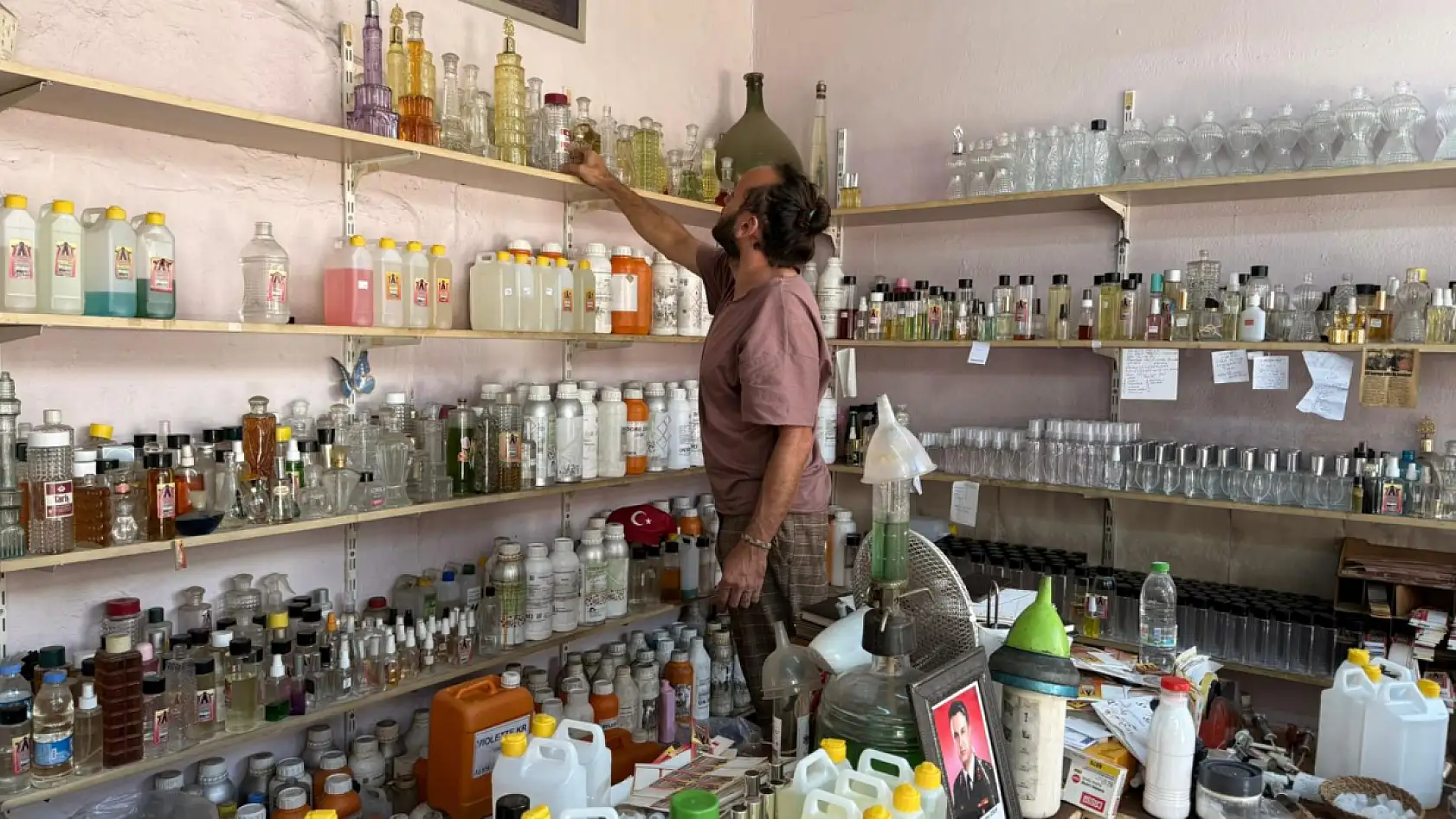 Muğla'da 47 yıllık kolonyacı, özel ürettiği kokularla adını dünyaya duyurdu