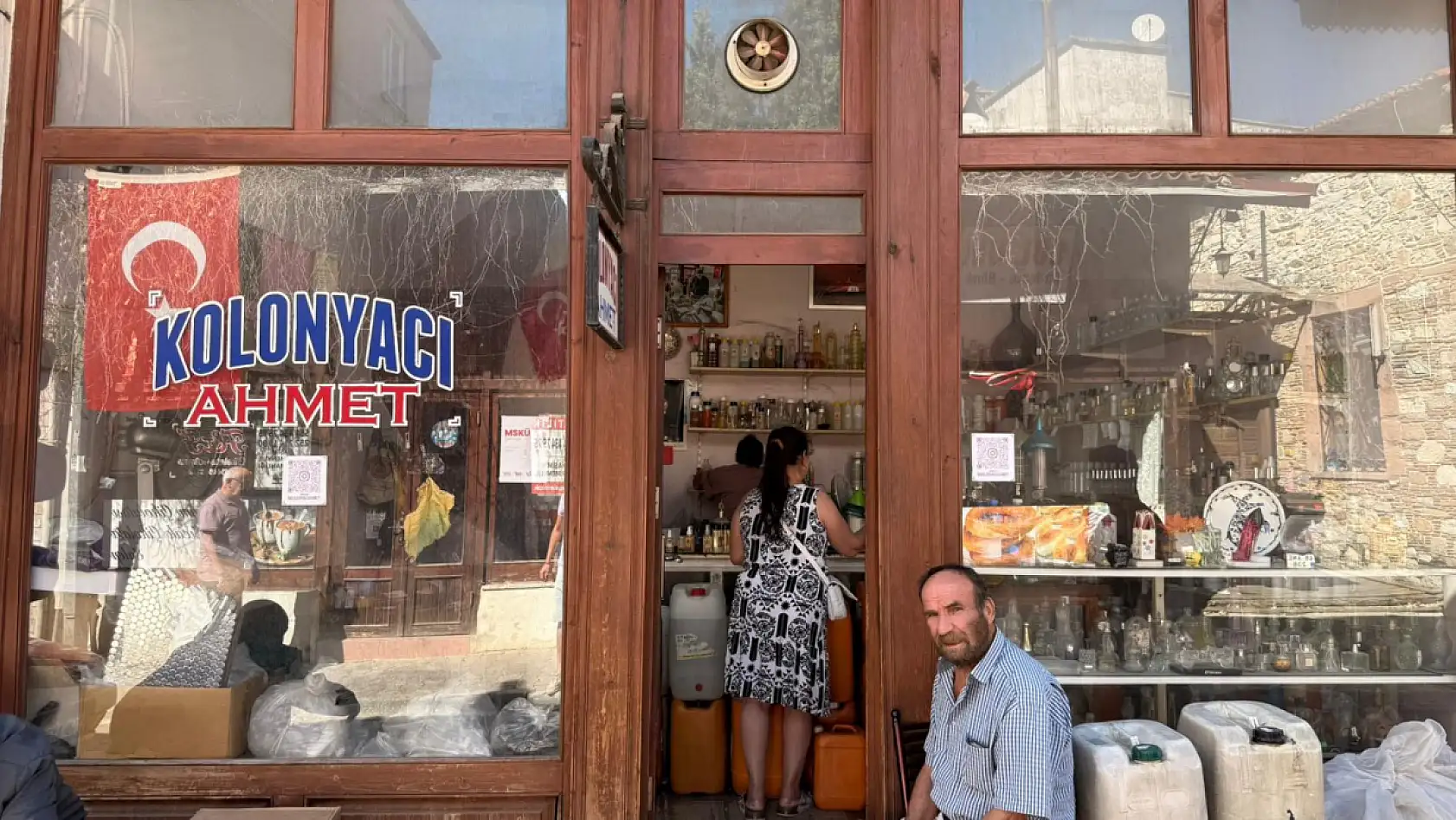 Muğla'da 47 yıllık kolonyacı, özel ürettiği kokularla adını dünyaya duyurdu