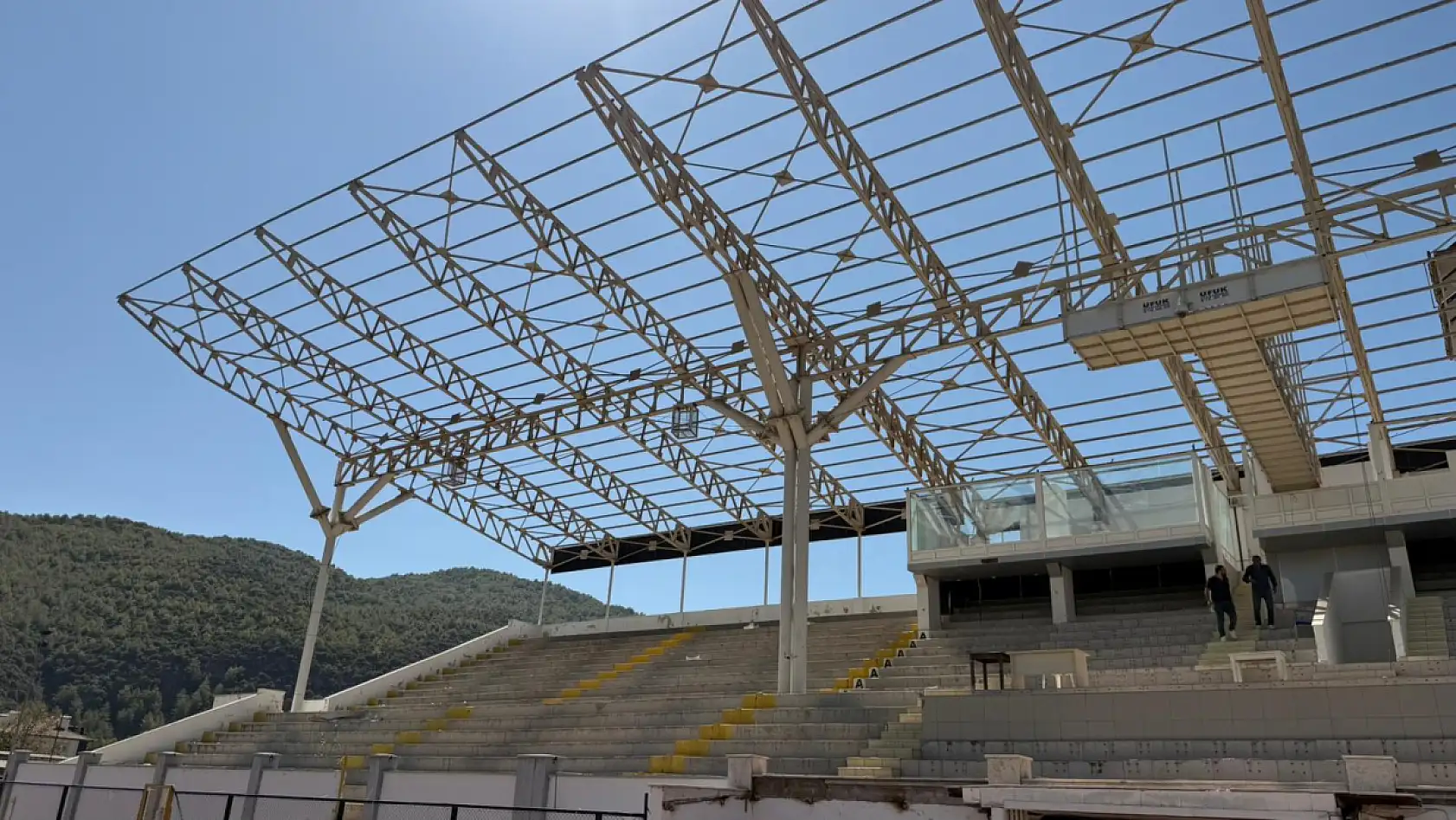 Fethiye İlçe Stadı'nda Betonarme Tribünün Yıkım İşlemi Başladı