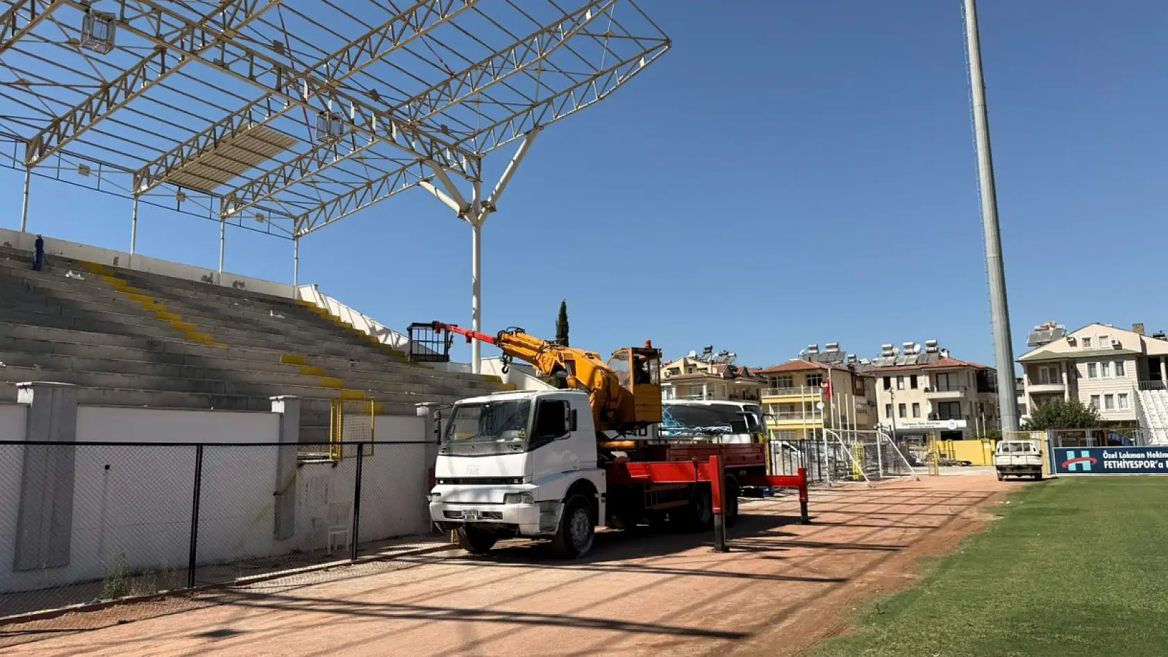 Fethiye İlçe Stadı'nda Betonarme Tribünün Yıkım İşlemi Başladı
