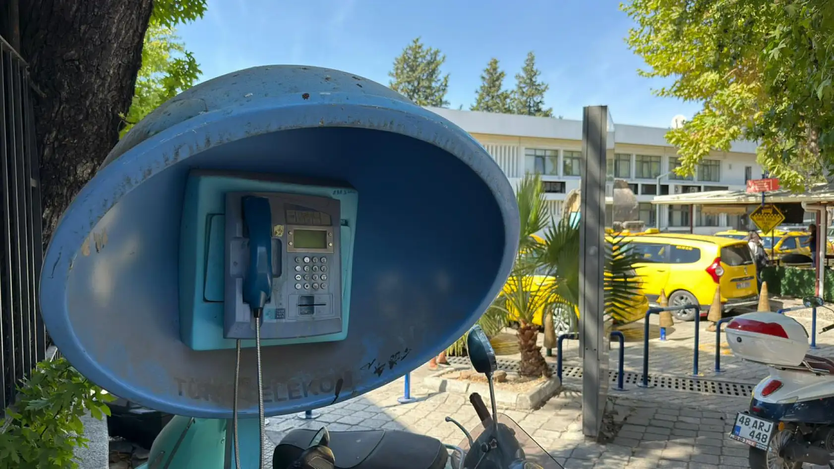 Ankesörlü Telefon Kulübeleri Tarihe Karıştı: Fethiye'de Yüzüne Bakan Yok!