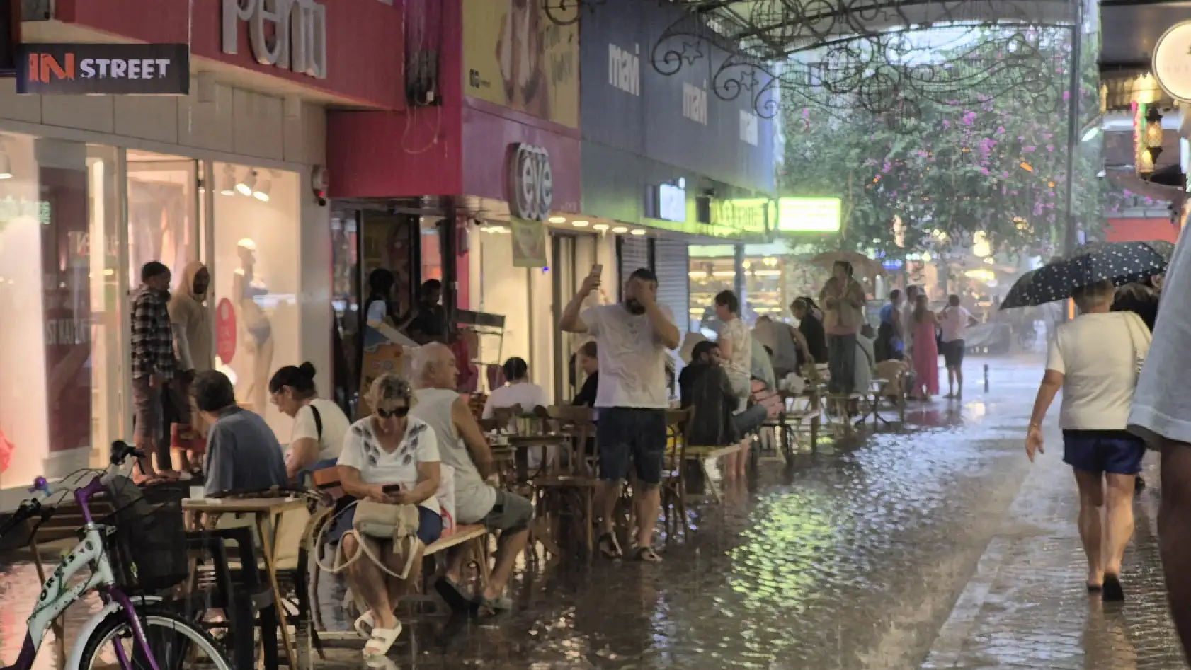 Fethiye'de sağanak yağış etkili oluyor