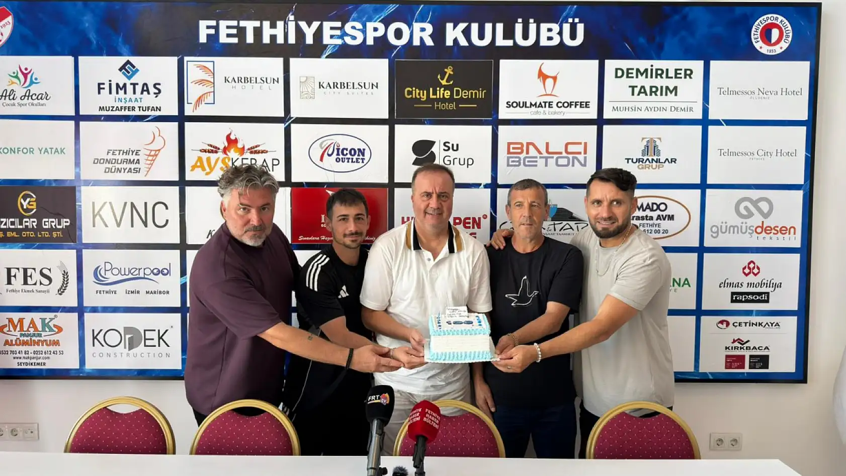 Fethiyespor'dan Teknik Direktör Selahaddin Dinçel'e 100. Maç Sürprizi