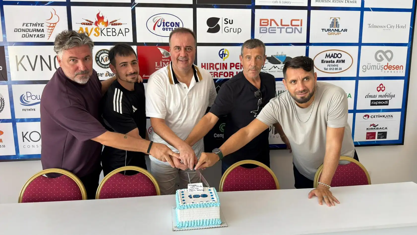 Fethiyespor'dan Teknik Direktör Selahaddin Dinçel'e 100. Maç Sürprizi