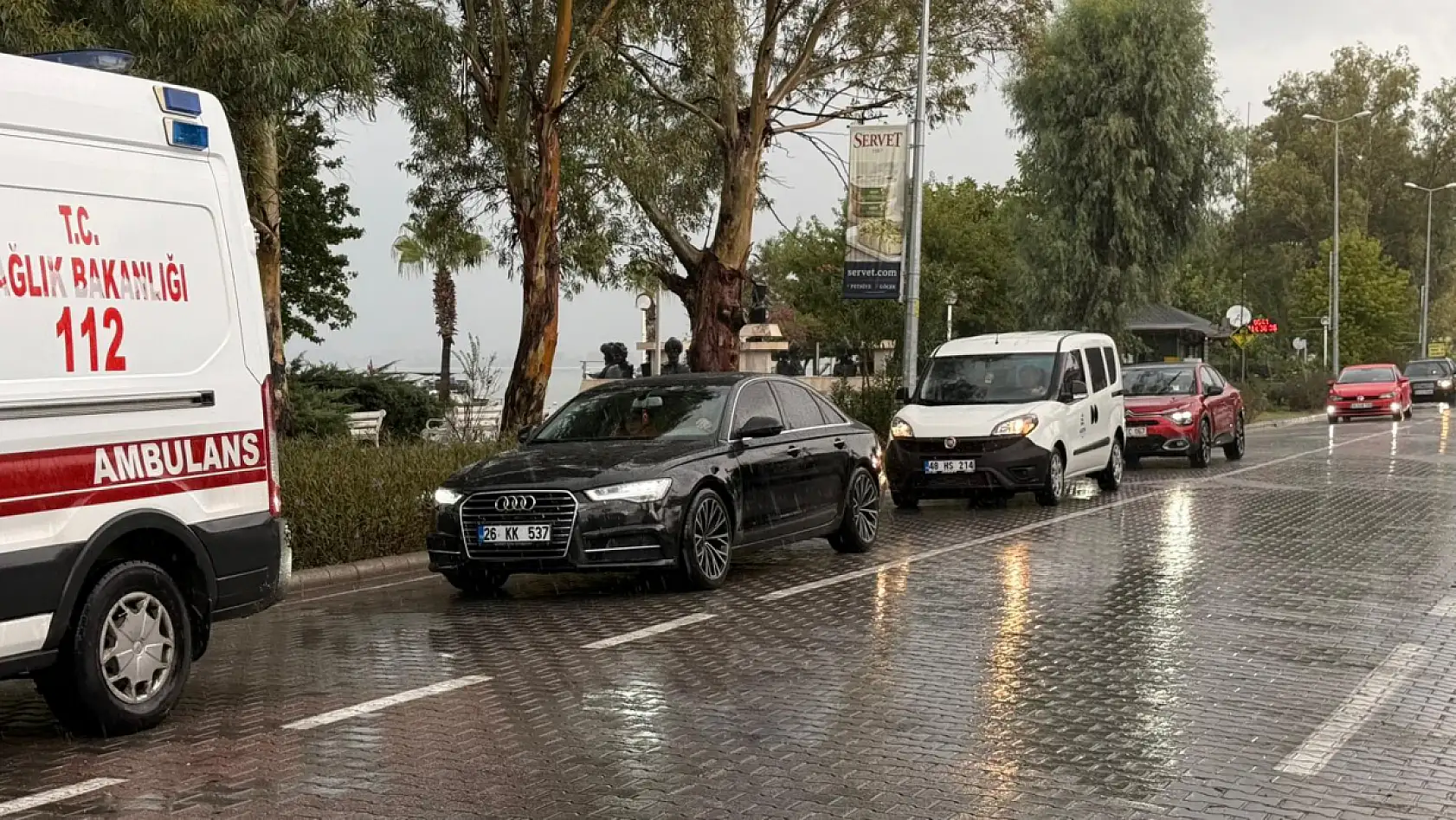 Fethiye'de Şiddetli Yağış Sürüyor, Sahilde Trafik Oluştu