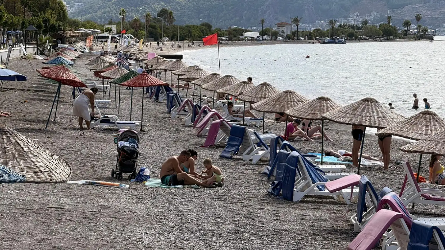 Fethiye'de Ekim ayında tatilciler Çalış Plajı'nda denizin tadını çıkardı