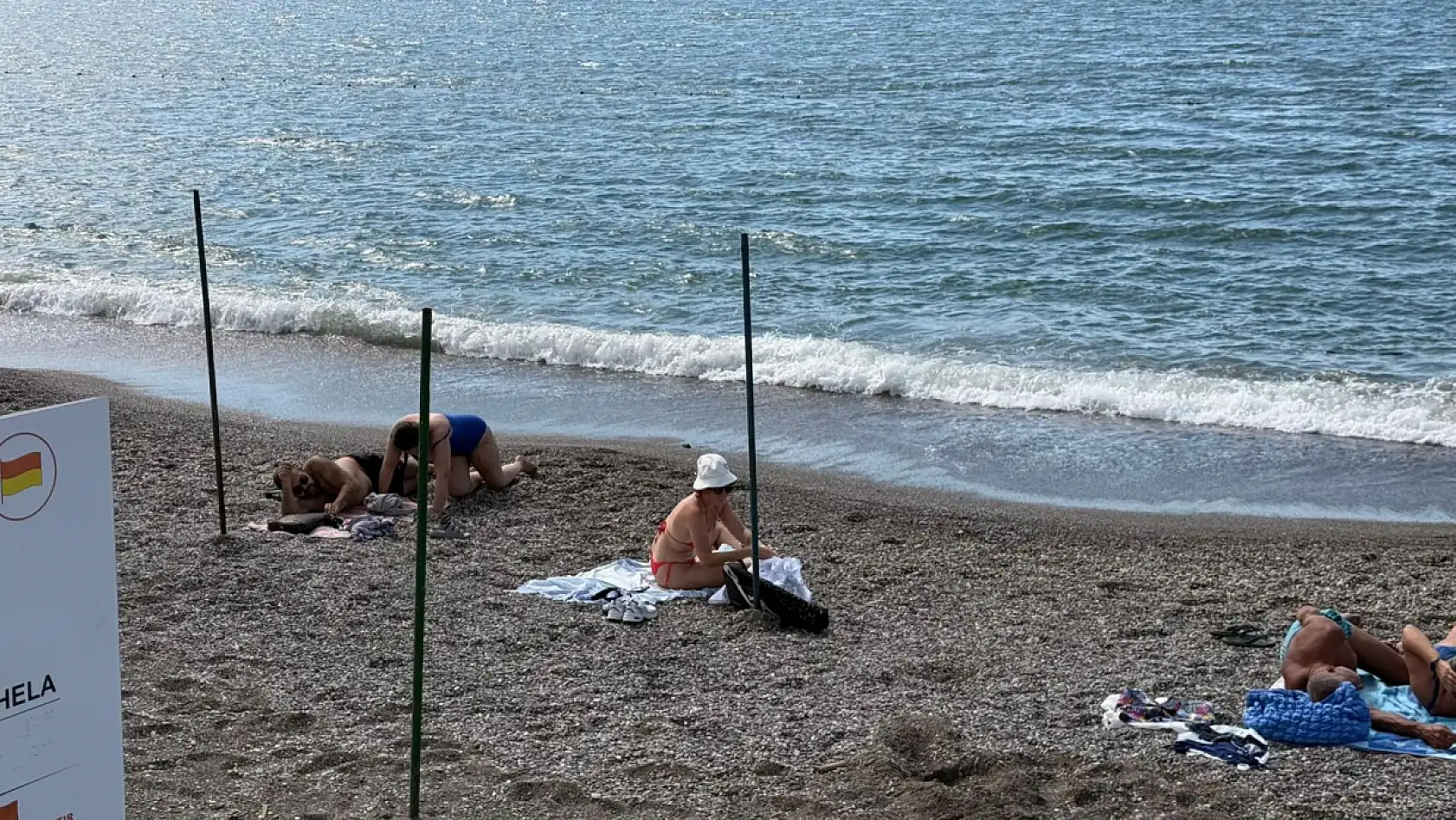 Fethiye'de Ekim ayında tatilciler Çalış Plajı'nda denizin tadını çıkardı