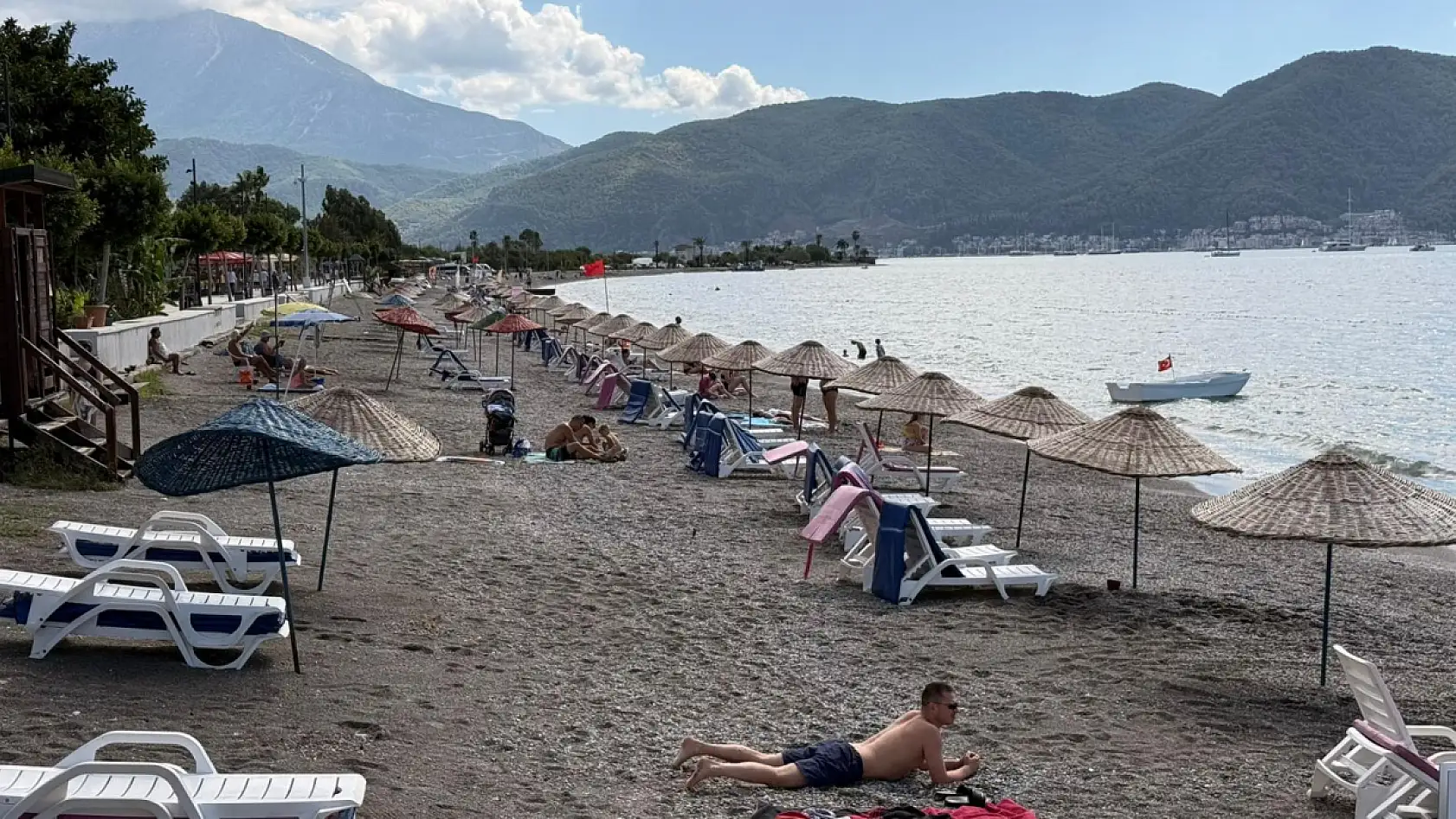 Fethiye'de Ekim ayında tatilciler Çalış Plajı'nda denizin tadını çıkardı