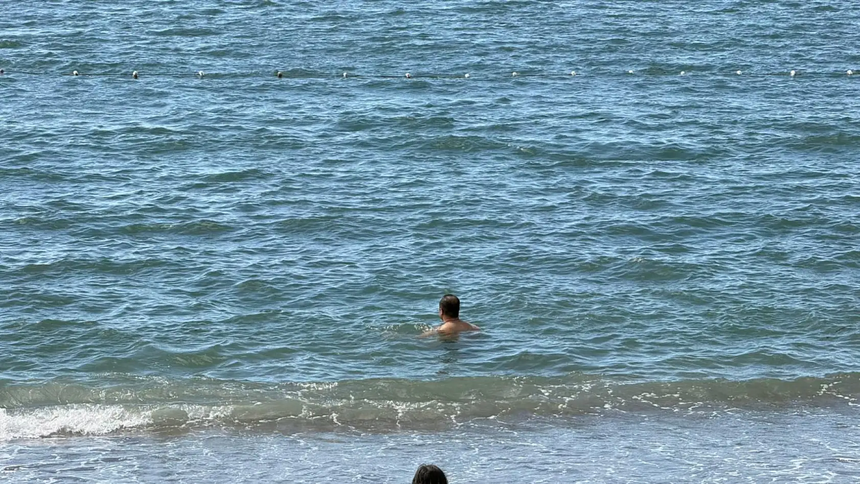 Fethiye'de Ekim ayında tatilciler Çalış Plajı'nda denizin tadını çıkardı