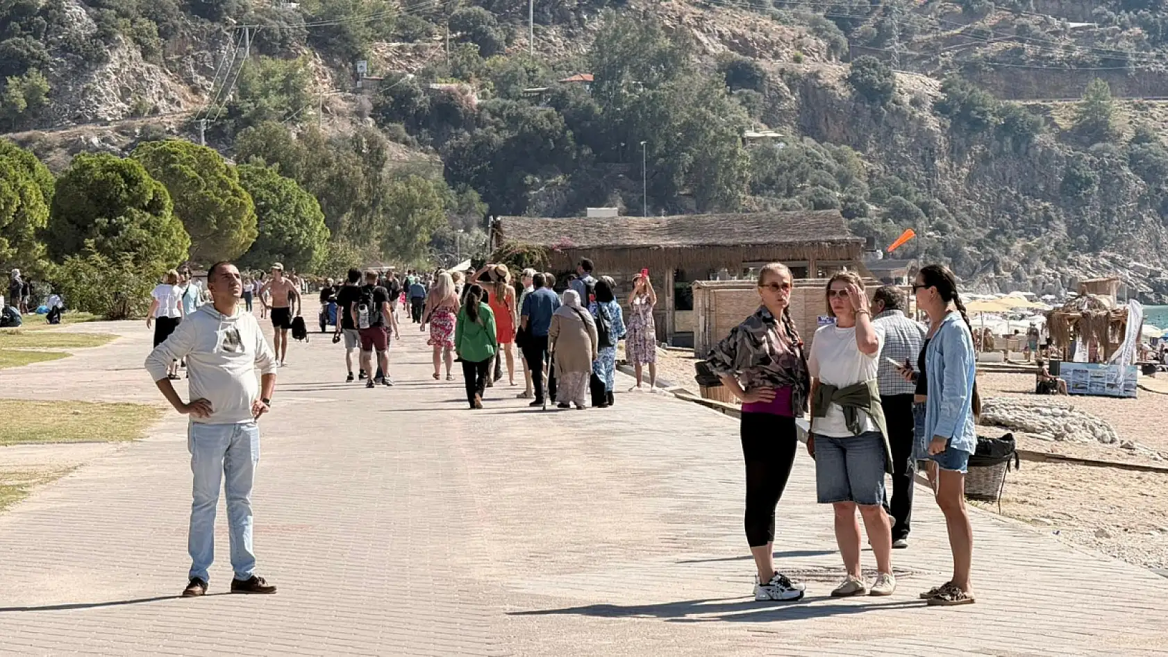 Ölüdeniz'de Güzel Havanın Tadını Çıkarıp Denize Girdiler