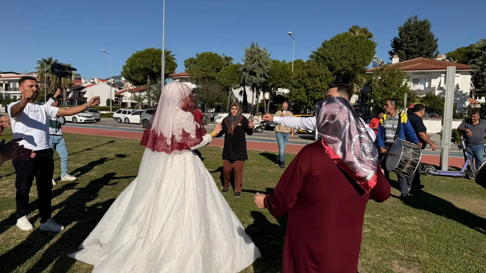 Fethiye'de düğün öncesi sahil bandında davul zurnalı kutlama