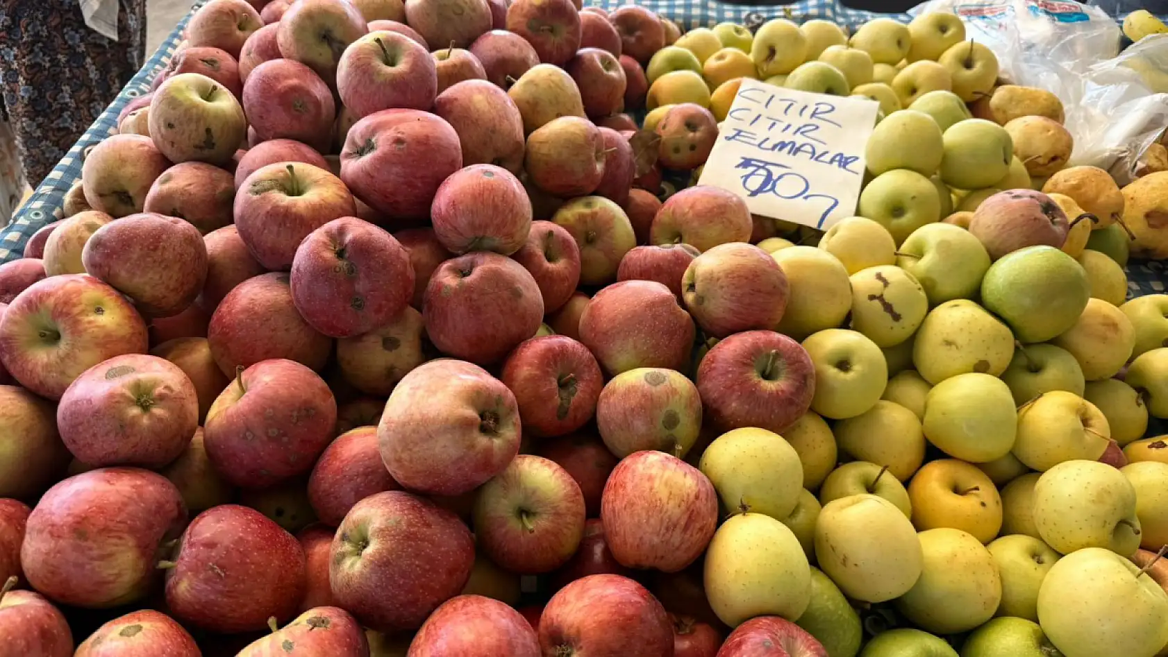 Seydikemerli elma üreticisi Poyraz, 'İşler gözle görülür şekilde düşüşte'