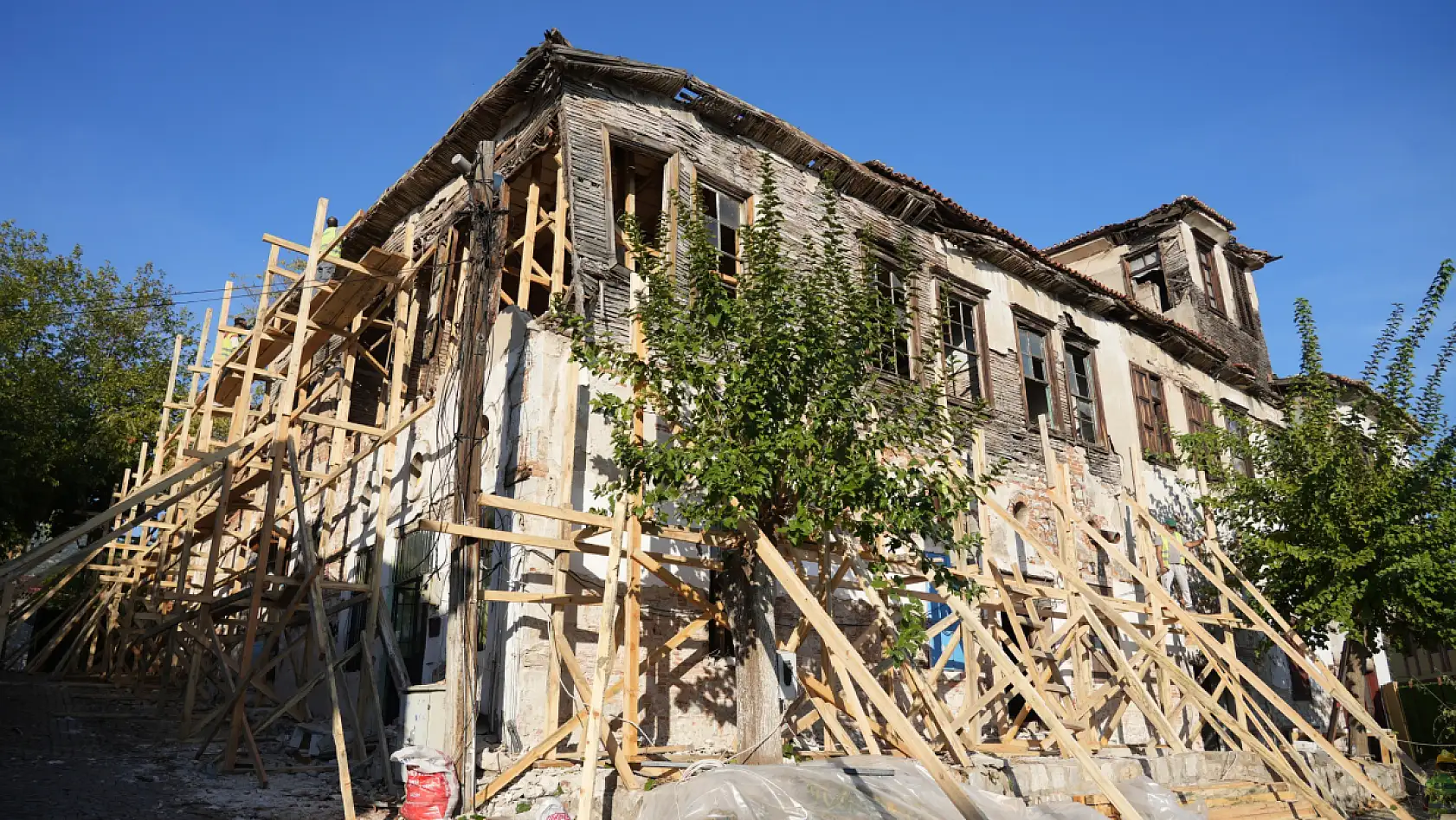 Milas'ın Tarihi Konağında Restorasyon Çalışmaları Sürüyor