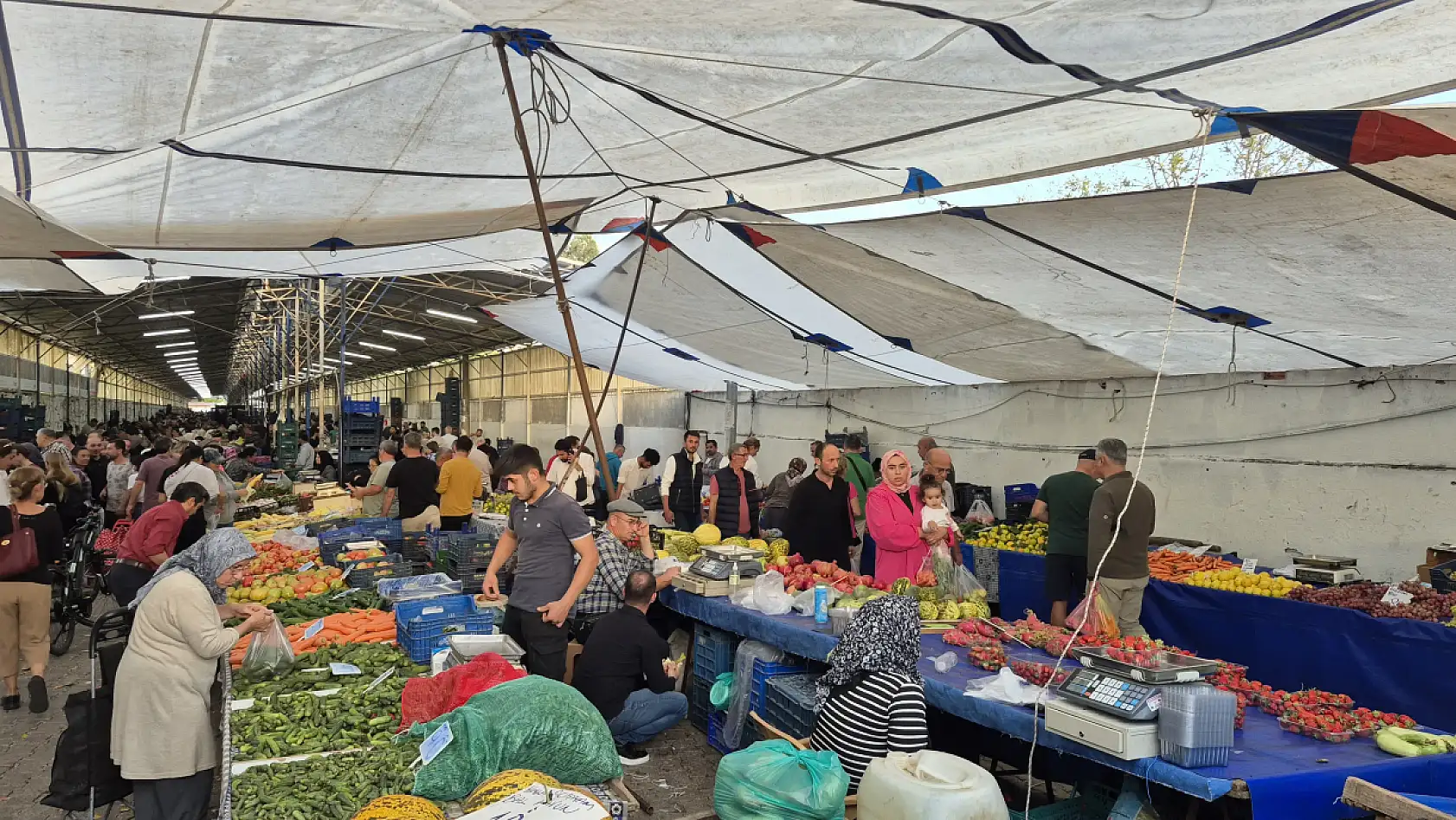 Fethiye Salı Pazarı'nda Akşam Yoğunluğu