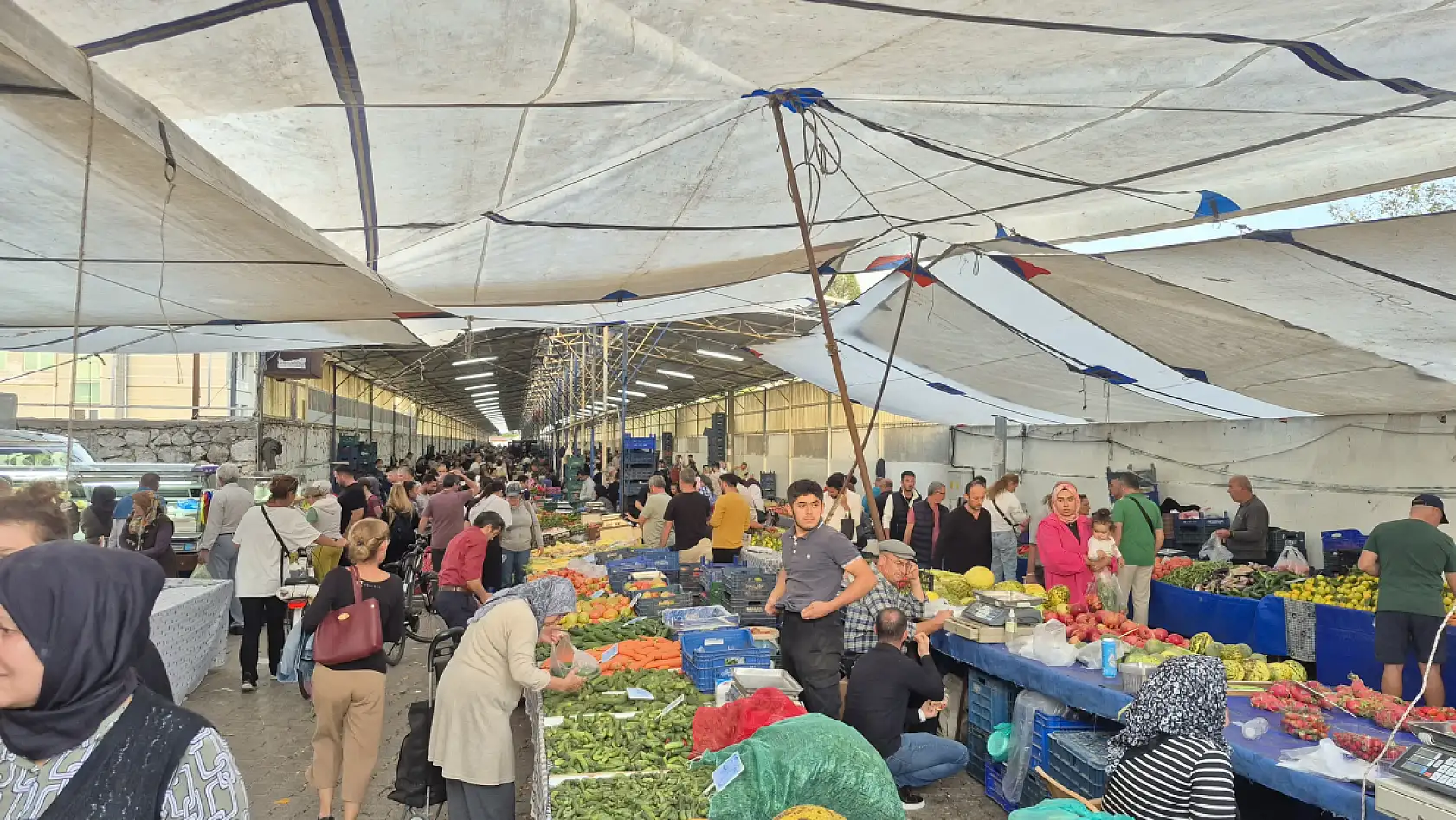 Fethiye Salı Pazarı'nda Akşam Yoğunluğu