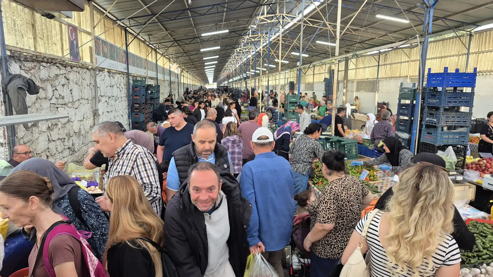 Fethiye Salı Pazarı'nda Akşam Yoğunluğu