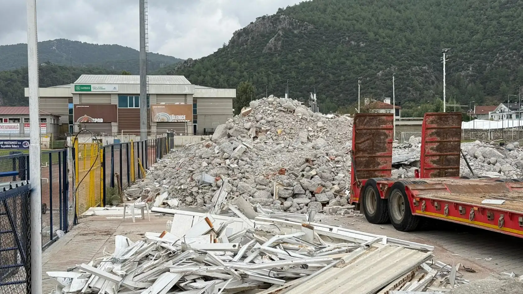 Fethiye İlçe Stadyumu'nda betonarme tribünün yıkım işlemi tamamlandı