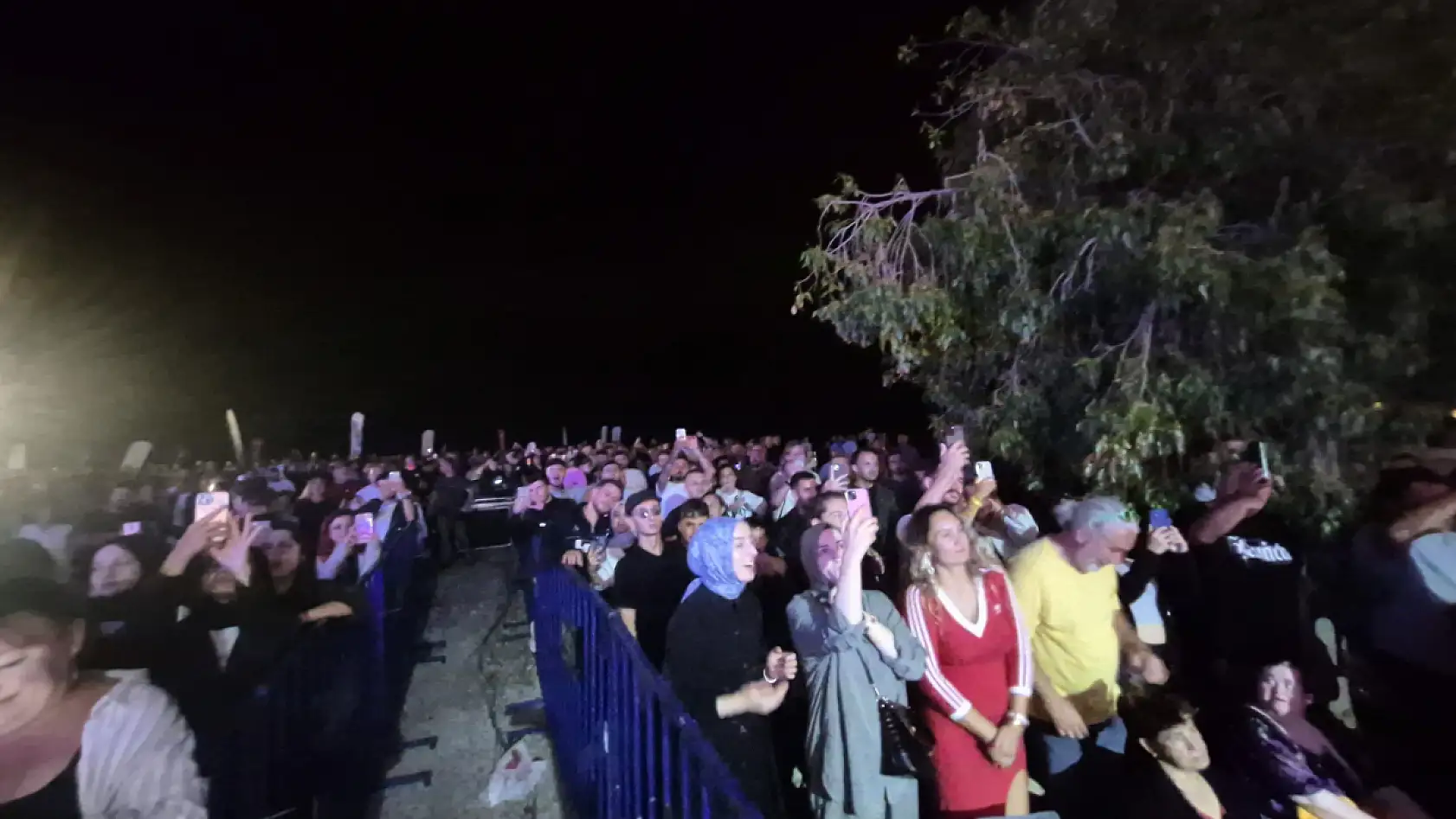 Fethiye'de Umut Kaya, Hava Oyunları Festivali'nde sahne aldı