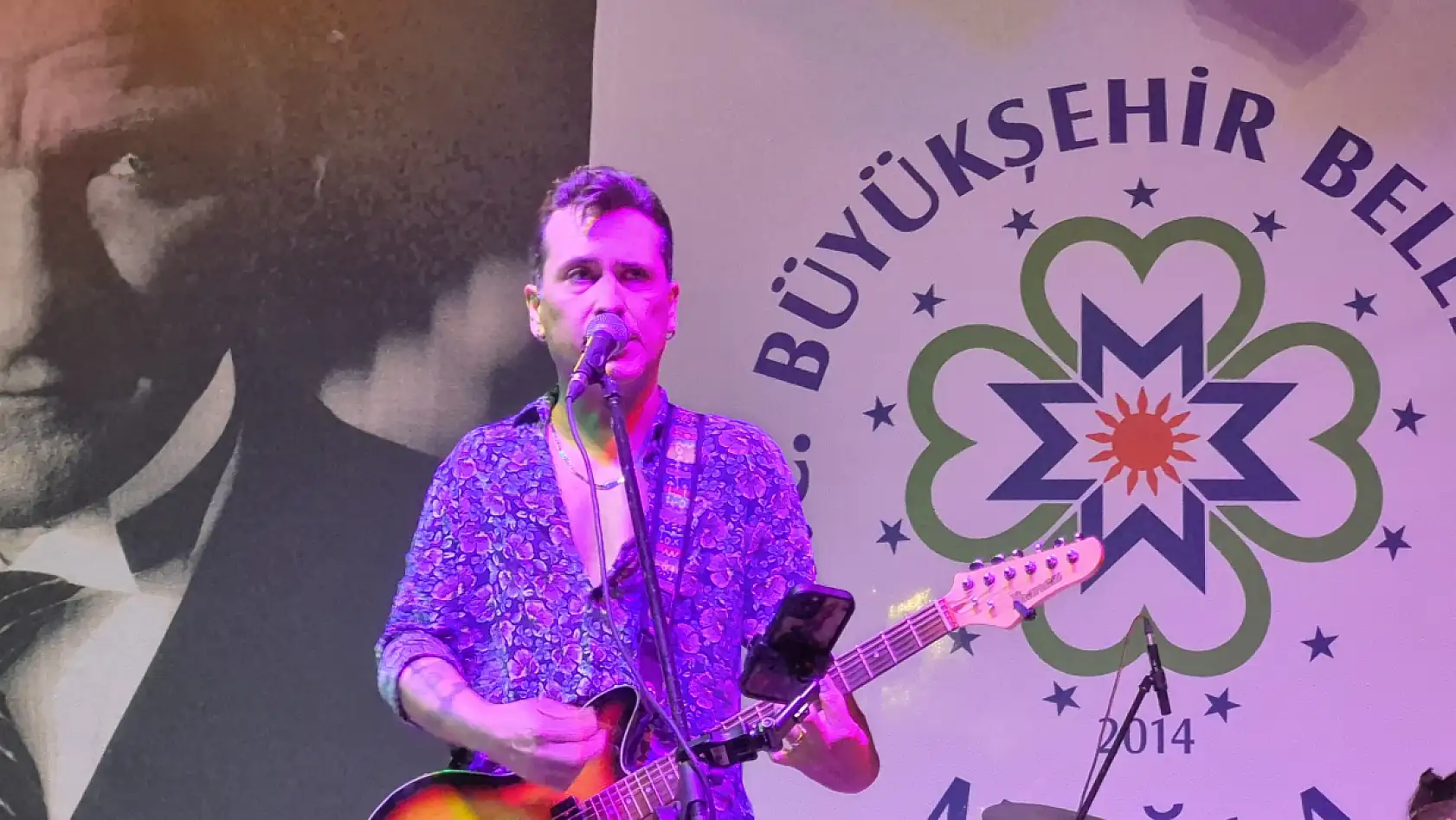 Fethiye'de Umut Kaya, Hava Oyunları Festivali'nde sahne aldı