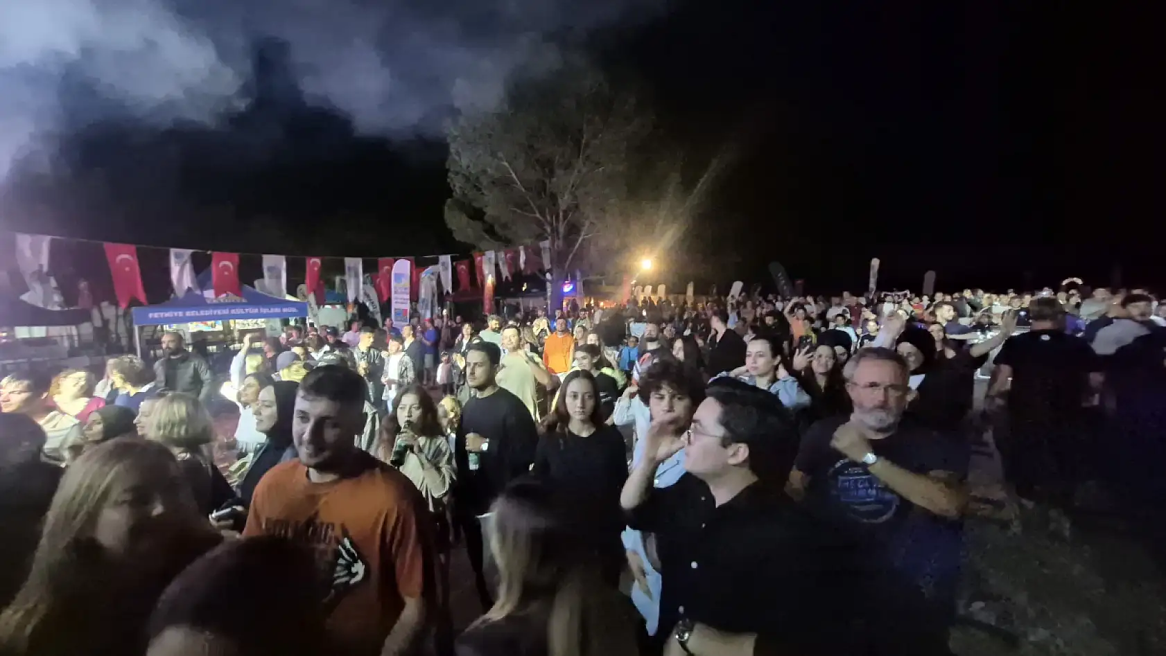 Fethiye'de Umut Kaya, Hava Oyunları Festivali'nde sahne aldı